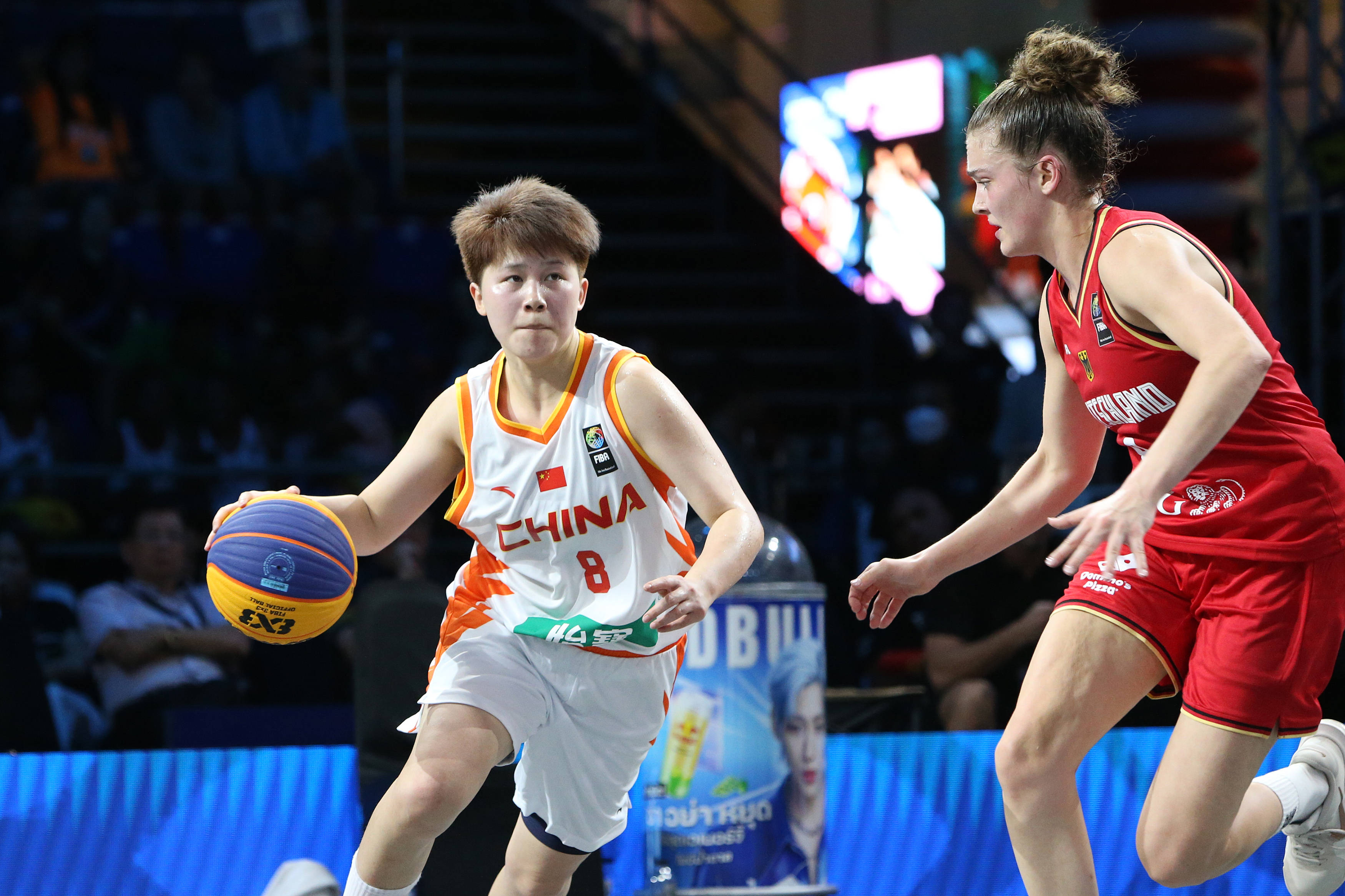 篮球女队瞬间逆袭，携手晋级