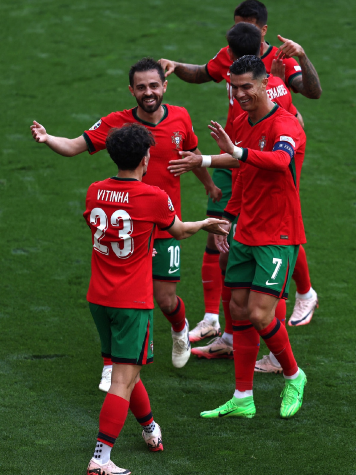 欧洲足球联赛中球队打出团结拼搏精神 欧洲足球联赛中球队打出团结拼搏精神