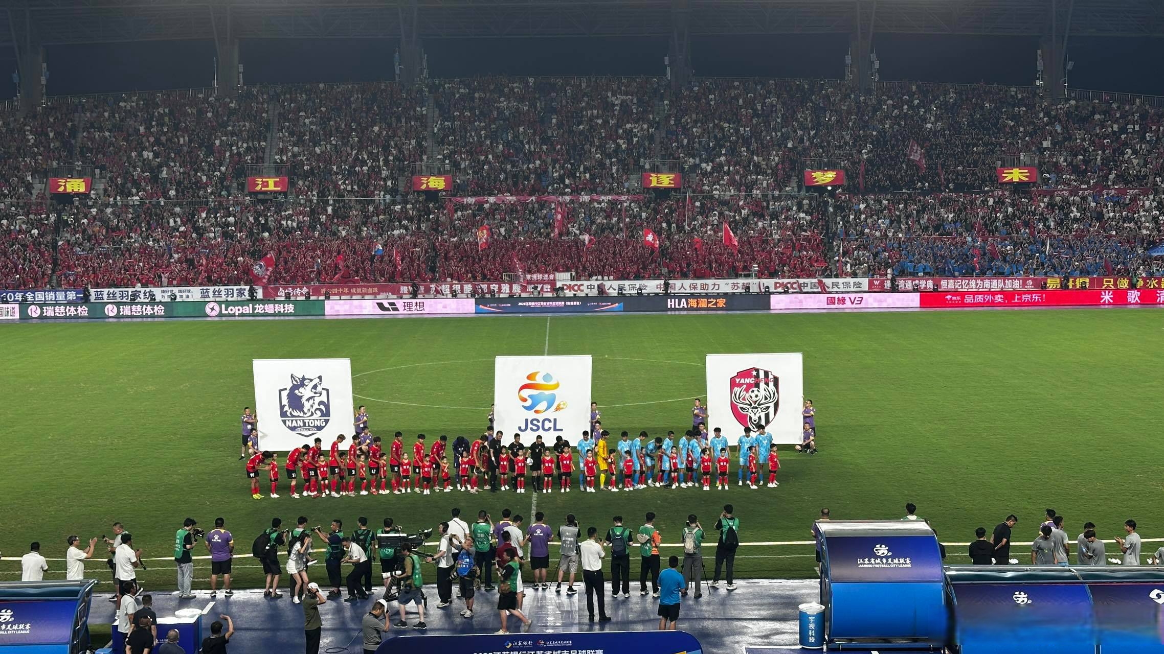 欧洲足球联赛中球队打出团结拼搏精神 欧洲足球联赛中球队打出团结拼搏精神