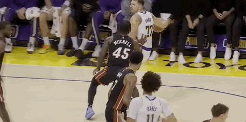 巴西男篮轻取热火B队，拉塞尔完成帽子戏法的简单介绍